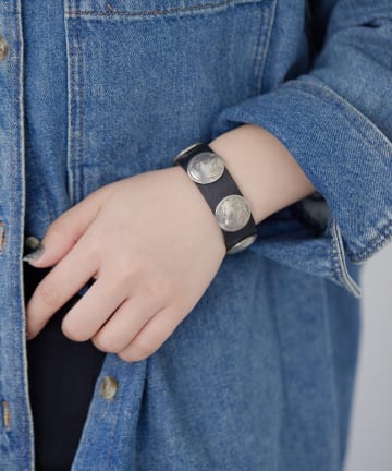 ear PAPILLONNER(イア パピヨネ) コンチョレザーバングル