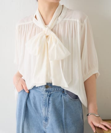 COLLAGE GALLARDAGALANTE(コラージュ ガリャルダガランテ) 【ドライタッチ/二の腕カバー】強撚2WAYシアーボウタイブラウス