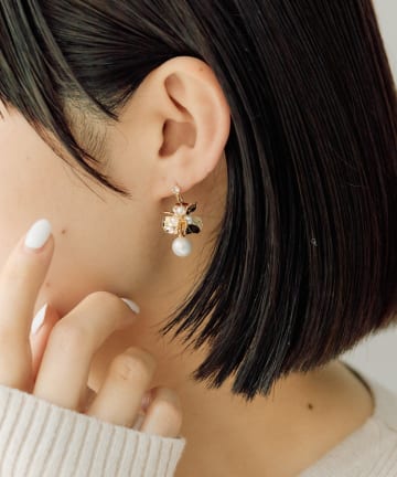 ear PAPILLONNER(イア パピヨネ) ポンポンフラワーピアス