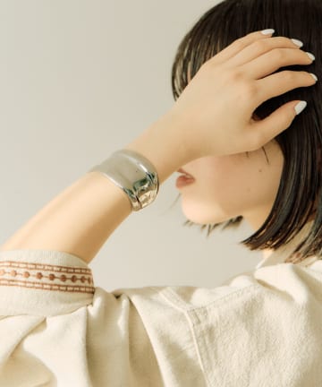 ear PAPILLONNER(イア パピヨネ) 幅広メタルバングル