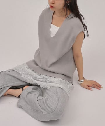 COLONY 2139(コロニー トゥーワンスリーナイン) エステルヤーンVネックノースリーブプルオーバー