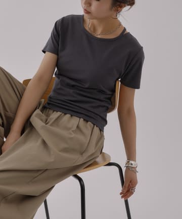 COLONY 2139(コロニー トゥーワンスリーナイン) ネックスリットスムースTシャツ