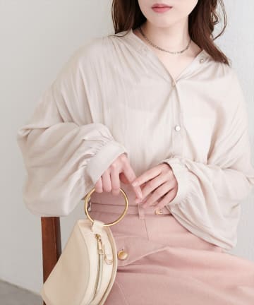 natural couture(ナチュラルクチュール) マット釦とろみサテンブラウス