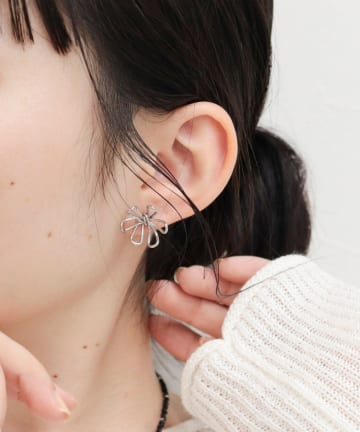 FREDY & GLOSTER(フレディ アンド グロスター) メタルラインフラワーピアス