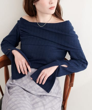 natural couture(ナチュラルクチュール) ギャザーオフショルフレア袖ロンT