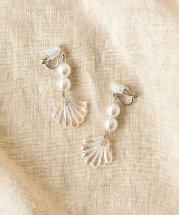 3COINS(スリーコインズ) シェル下がりイヤリング／KIDS