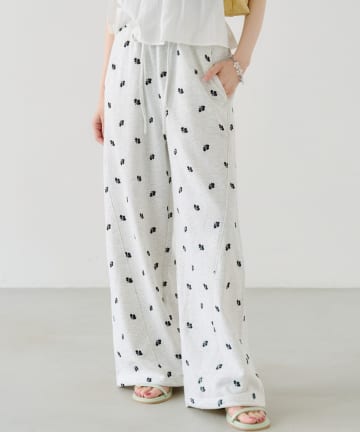 Kastane(カスタネ) 【3.20(金)12:00発売/無地&花柄/2サイズ展開/低身長サイズ】フラワーステッチスウェットパンツ