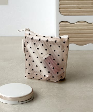 3COINS(スリーコインズ) ドットメッシュコンパクトポーチ／and us