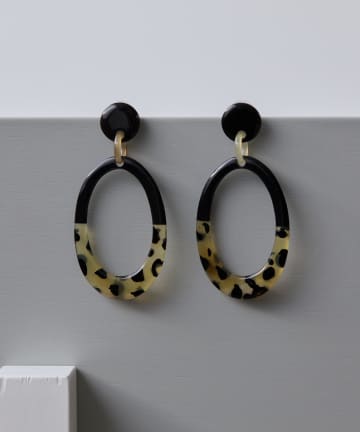 ear PAPILLONNER(イア パピヨネ) 水牛角柄入オーバルピアス