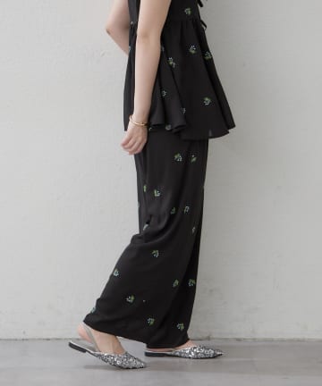 Remind me and forever(リマインドミーアンドフォーエバー) 【SETUP】花刺繍イージーパンツ