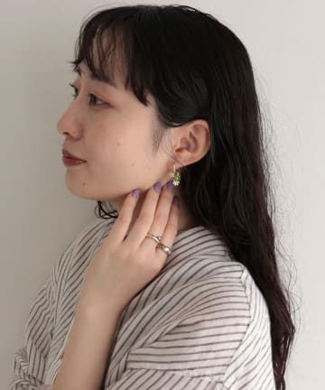 FREDY & GLOSTER(フレディ アンド グロスター) カラーマーガレットシンメピアス