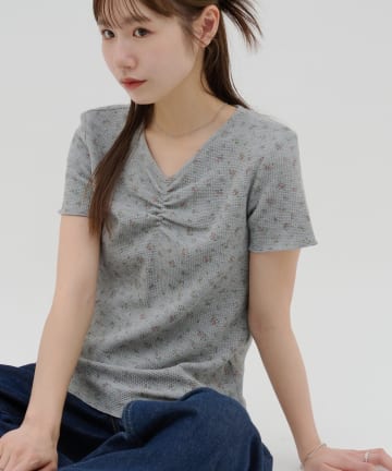 DISCOAT(ディスコート) 【umm.】胸ギャザー花柄ワッフル半袖トップス