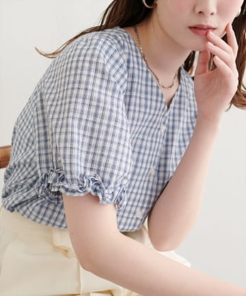 natural couture(ナチュラルクチュール) 袖口フリルVネックブラウス