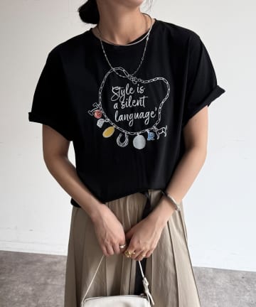 DOUDOU(ドゥドゥ) 【WEB限定】刺繍×プリントチャームイラストTEE