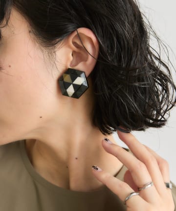 ear PAPILLONNER(イア パピヨネ) 水牛角モザイクイヤリング
