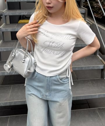 NICE CLAUP / OLIVE des OLIVE OUTLET(ナイスクラップ  / オリーブ デ オリーブ アウトレット) 【ANOTHER BRANCH】アソートラインストーンロゴ脇ギャザーＴシャツ