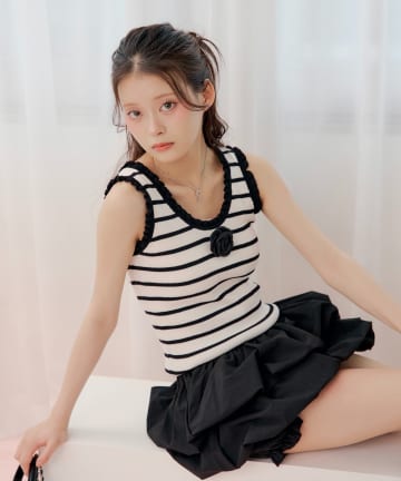 Chico(チコ) ローズコサージュ付きフリルニットタンク