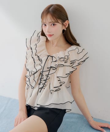 Chico(チコ) 【SALON by Chico】バイカラーラッフルフリルペプラムブラウス