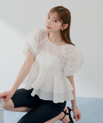 Chico(チコ) 【SALON by Chico】デザインパフ袖バックリボンペプラムブラウス