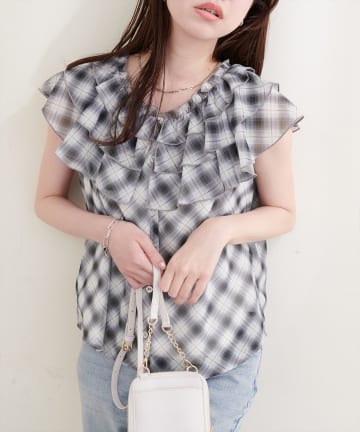 natural couture(ナチュラルクチュール) フリルカラーノースリブラウス