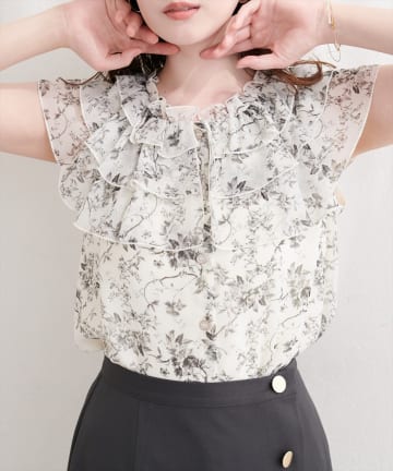 natural couture(ナチュラルクチュール) フリルカラーノースリブラウス