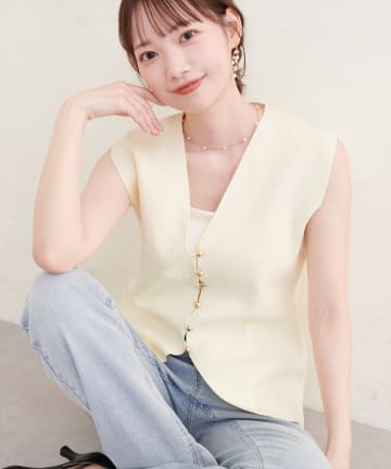 natural couture(ナチュラルクチュール) 〈Erikoコラボ〉ゴールド釦ニットベスト