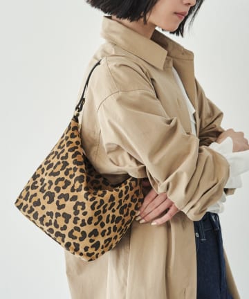 russet(ラシット) レオパード柄シンプルショルダーバッグ〈スエード〉
