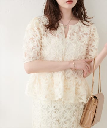 natural couture(ナチュラルクチュール) お花刺繍ペプラムブラウス