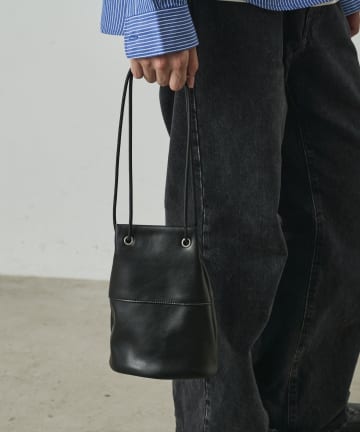 COLONY 2139(コロニー トゥーワンスリーナイン) 【UNISEX】レザーライクドローストリングバッグ