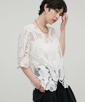 LARUTA(ラルータ) フラワー刺繍パネル切替半袖ブラウス