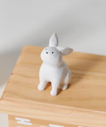 salut!(サリュ) 木彫りのおすわりうさぎオブジェ／お月見