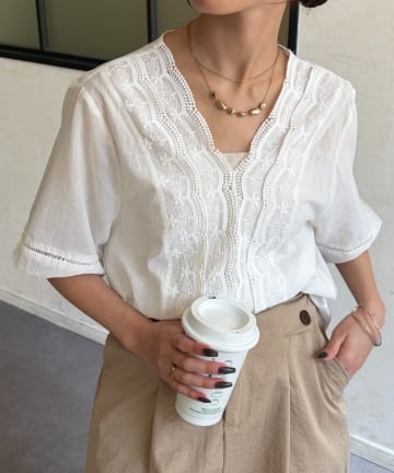 Chez toi(シェトワ) フロント刺繍レース5分袖ブラウス