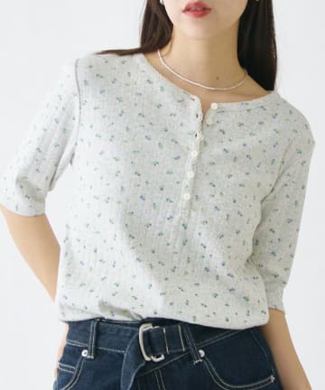 COLONY 2139(コロニー トゥーワンスリーナイン) 小花柄ヘンリーネックTシャツ