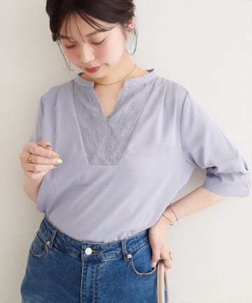 natural couture(ナチュラルクチュール) フロントレースVネックブラウス