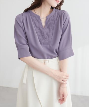 natural couture(ナチュラルクチュール) フロントレースVネックブラウス