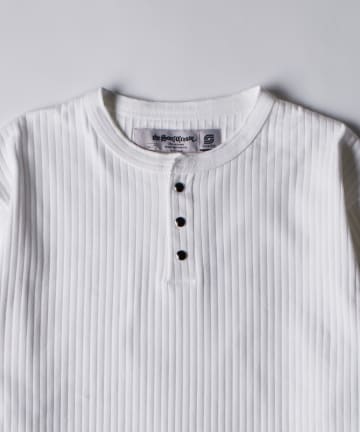 WHO’S WHO gallery(フーズフーギャラリー) 【Sourcream】パール針ぬきヘンリーL/S TEE[2026AW]