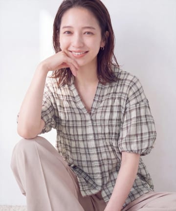 natural couture(ナチュラルクチュール) シャーリングデザインチェックブラウス