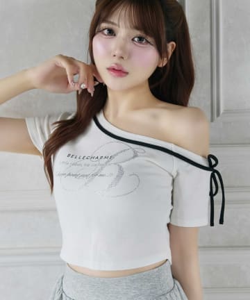 Belle Charme(ベルシャルム) Graphic One Shoulder Tee