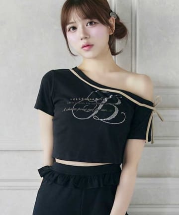 Belle Charme(ベルシャルム) Graphic One Shoulder Tee