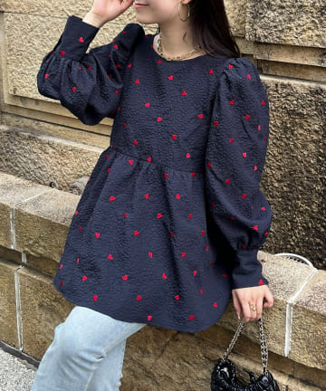 prose verse(プロズヴェール) ハート刺繍パフスリーブペプラムブラウス