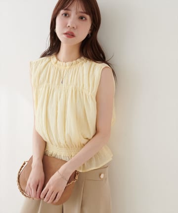 natural couture(ナチュラルクチュール) 胸シャーリングシアーノースリブラウス