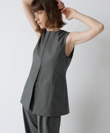 Whim Gazette(ウィム ガゼット) 〈インフルエンサーコラボ〉【Drawing Numbers】クルーネックフロントホックベスト