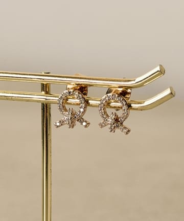 3COINS(スリーコインズ) ノットビジューリボンピアス