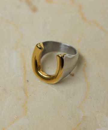 ear PAPILLONNER(イア パピヨネ) 馬蹄バイカラーリング《WEB＆一部店舗限定/金属アレルギー対応/ステンレス》