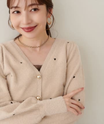 natural couture(ナチュラルクチュール) 〈mizu〉ミニシャギーハート刺繍ニットカーディガン