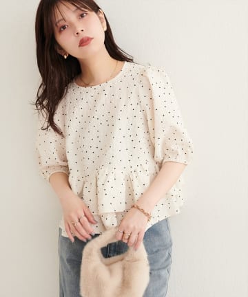 natural couture(ナチュラルクチュール) エンボスドットパフブラウス