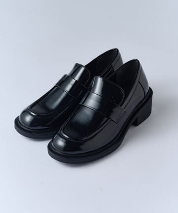 Lui's(ルイス) エナメル調ローファー