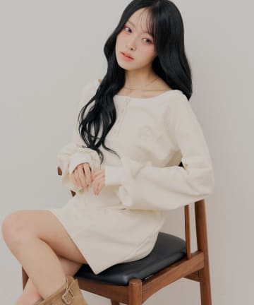 Chico(チコ) 胸ロゴオフショルスウェットワンピース