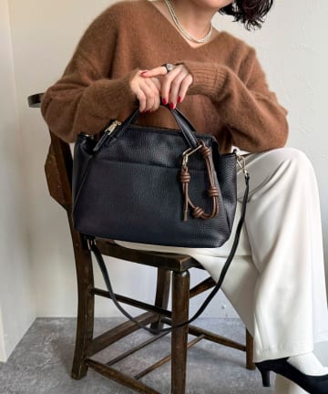 FREDY & GLOSTER(フレディ アンド グロスター) チャーム付きシボ2WAYバッグ