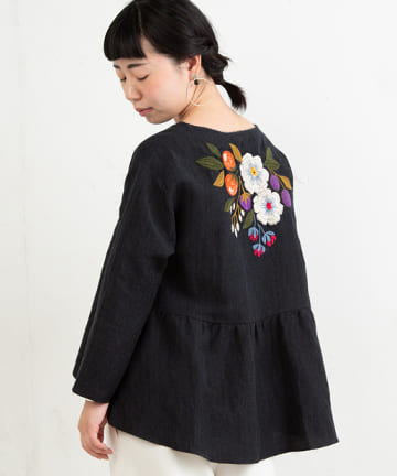 後ろ木の実刺繍ブラウス